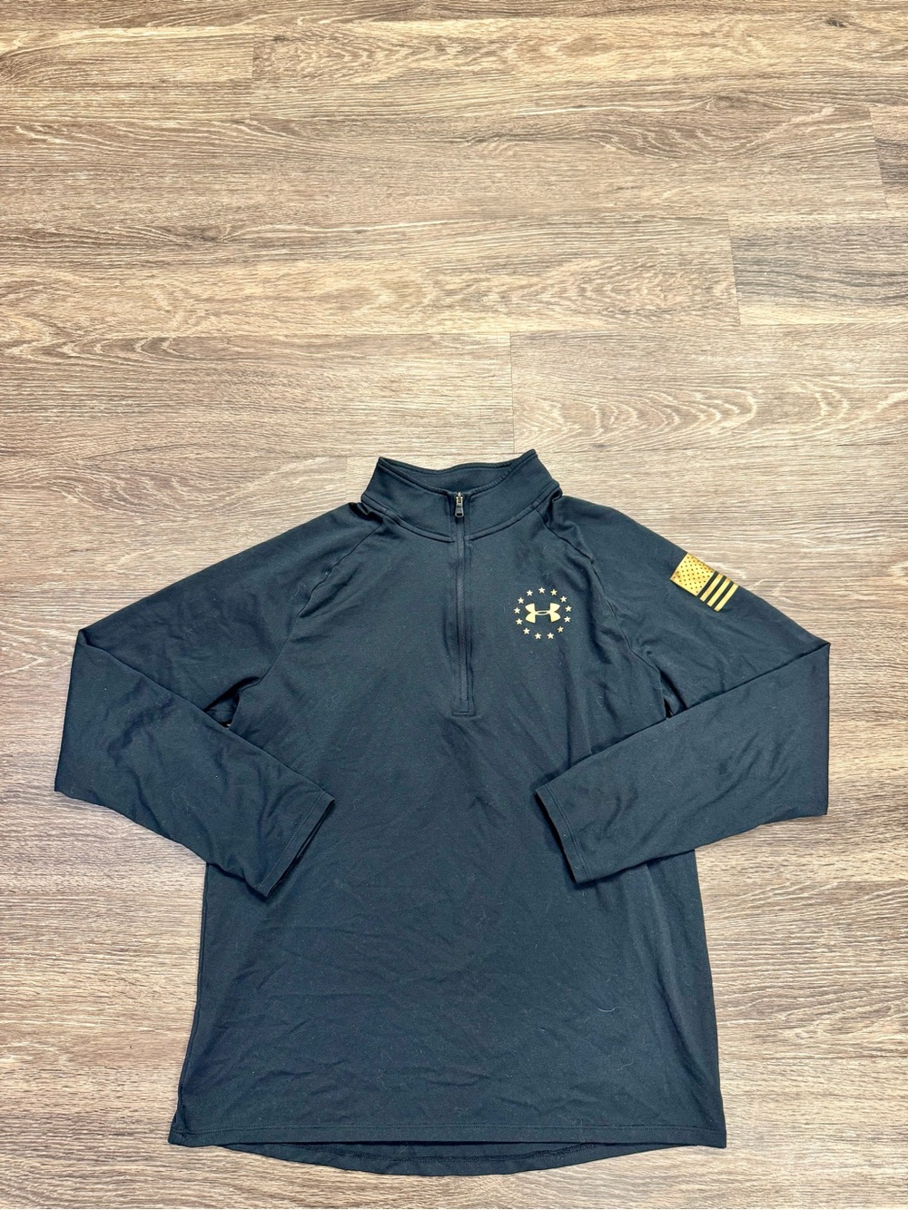 Under Armour Freedom Men’s Small Black Gold HeatGear 1/4 Zip Flag Pullover